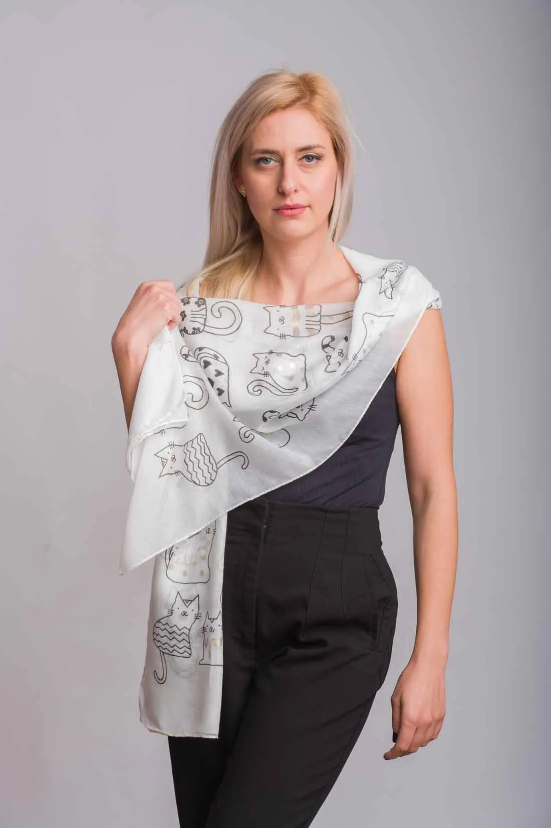 Άσπρο φουλαρι βισκοζ με σχεδιο γατουλες - resort wear προϊόν για καλοκαιρινές resort εμφανίσεις