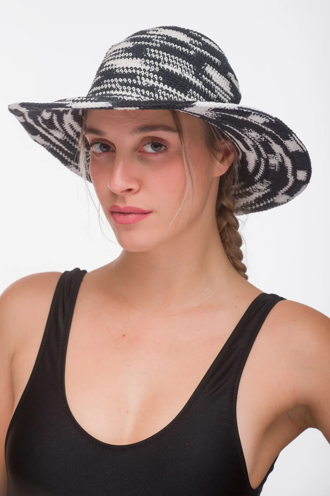 Καπελο γυναικειο πλεκτο - Ασπρόμαυρο resort wear προϊόν για καλοκαιρινές resort εμφανίσεις