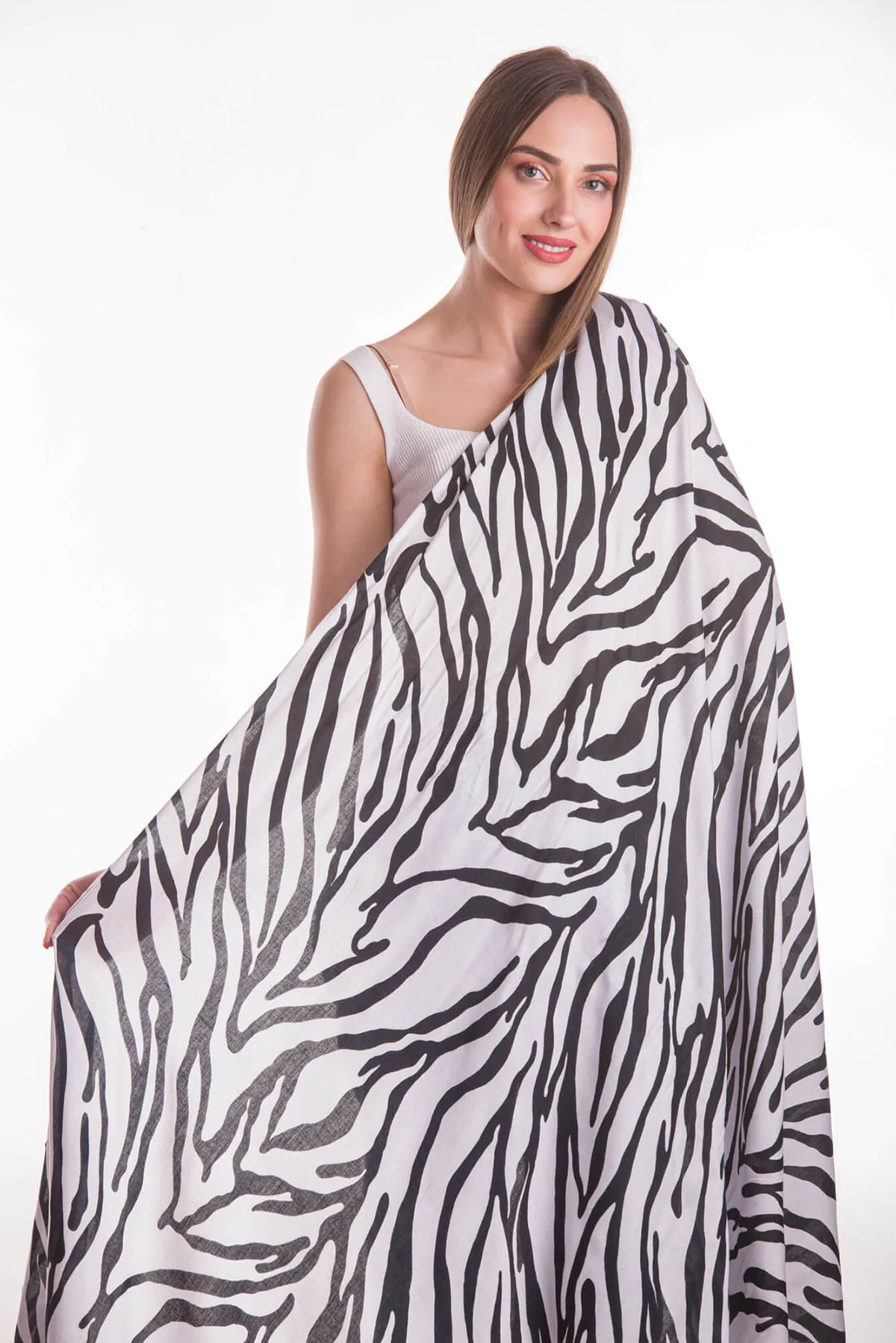Παρεο βισκοζ animal print με κροσσια - Ασπρόμαυρο παρεό παραλίας από animal print για καλοκαιρινές resort εμφανίσεις