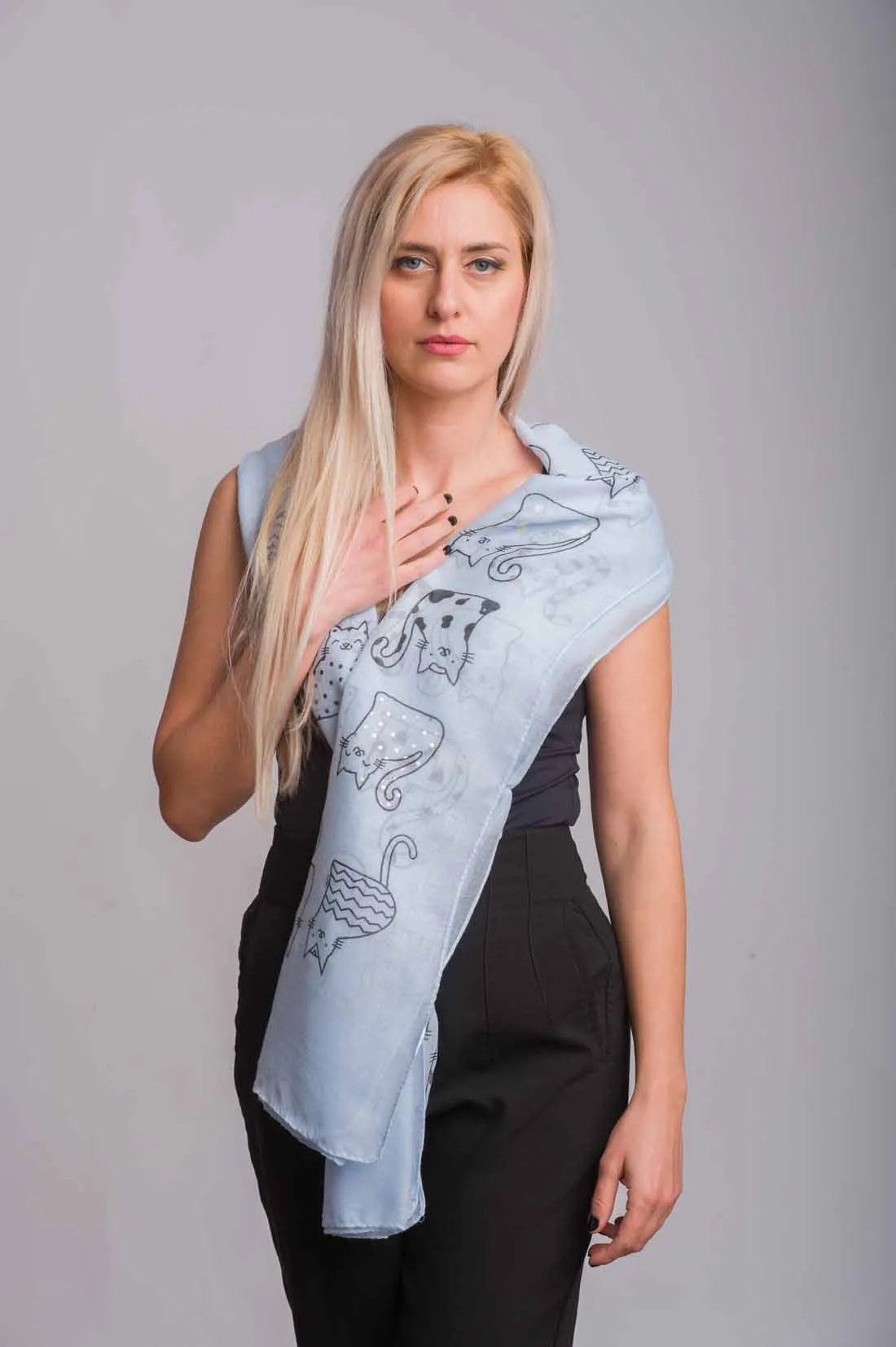 Γαλάζιο φουλαρι βισκοζ με σχεδιο γατουλες - resort wear προϊόν για καλοκαιρινές resort εμφανίσεις