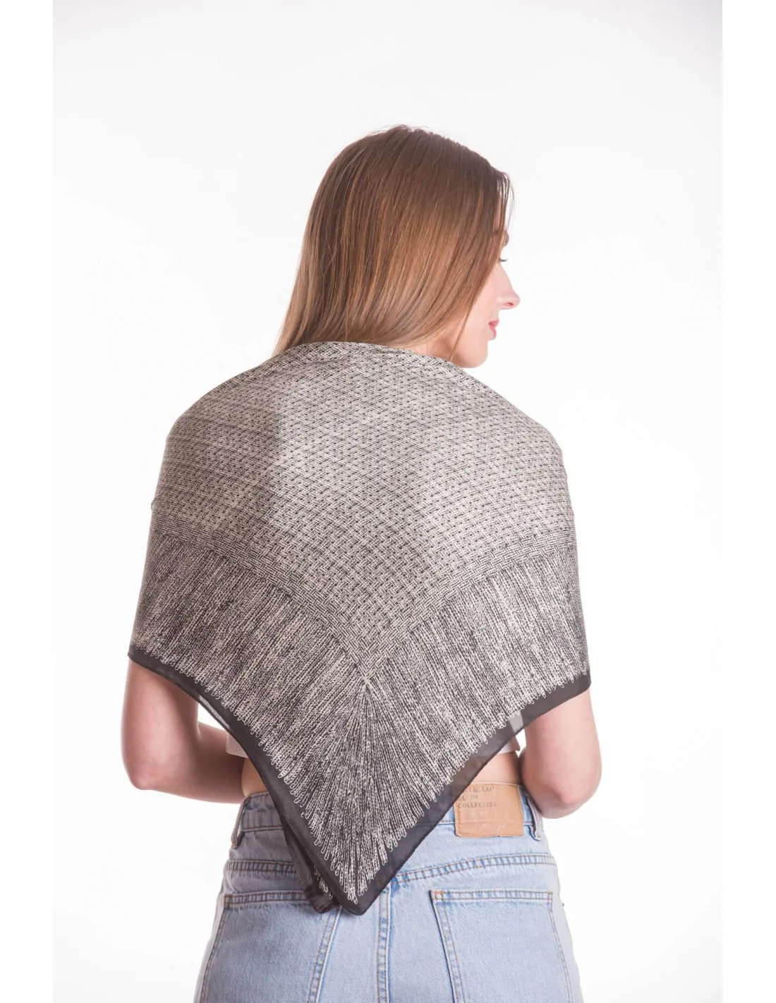 Μαντηλι τετραγωνο σατεν - Γκρί resort wear προϊόν για καλοκαιρινές resort εμφανίσεις