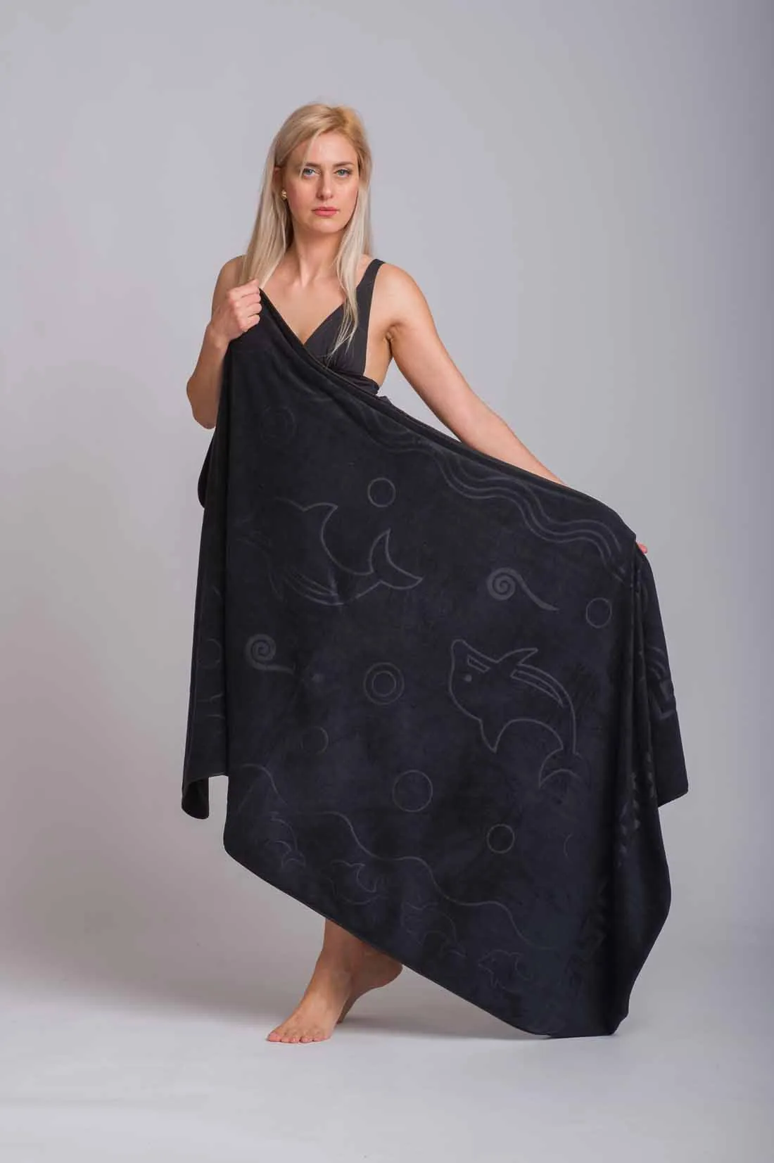 Μαύρη πετσετα θαλασσης microfiber με σχεδιο δελφινι και μαιανδρο - Μαύρο πετσέτα θαλάσσης για καλοκαιρινές resort εμφανίσεις