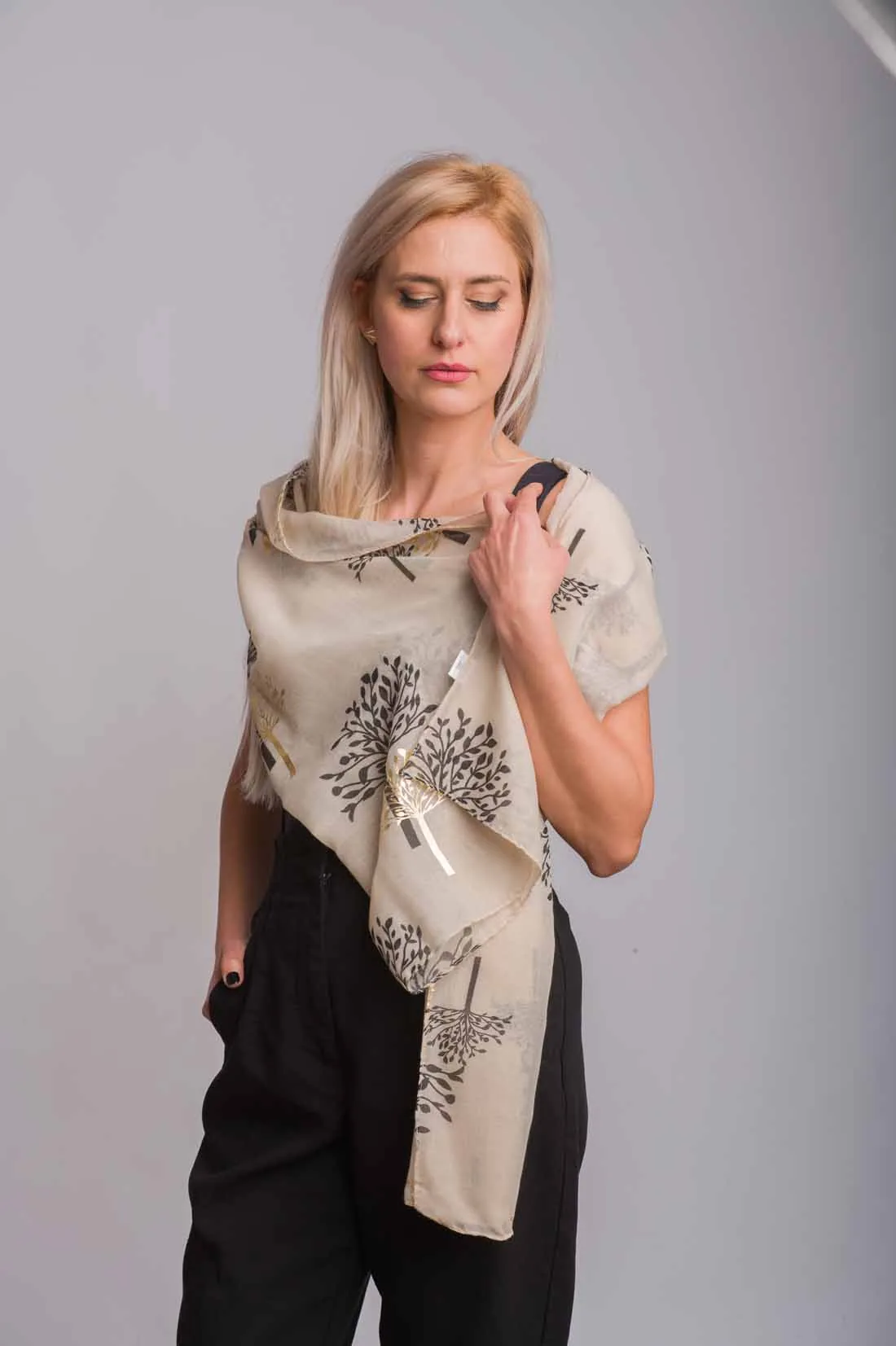Μπέζ φουλαρι βισκοζ με σχεδιο δεντρο ζωης - resort wear προϊόν για καλοκαιρινές resort εμφανίσεις