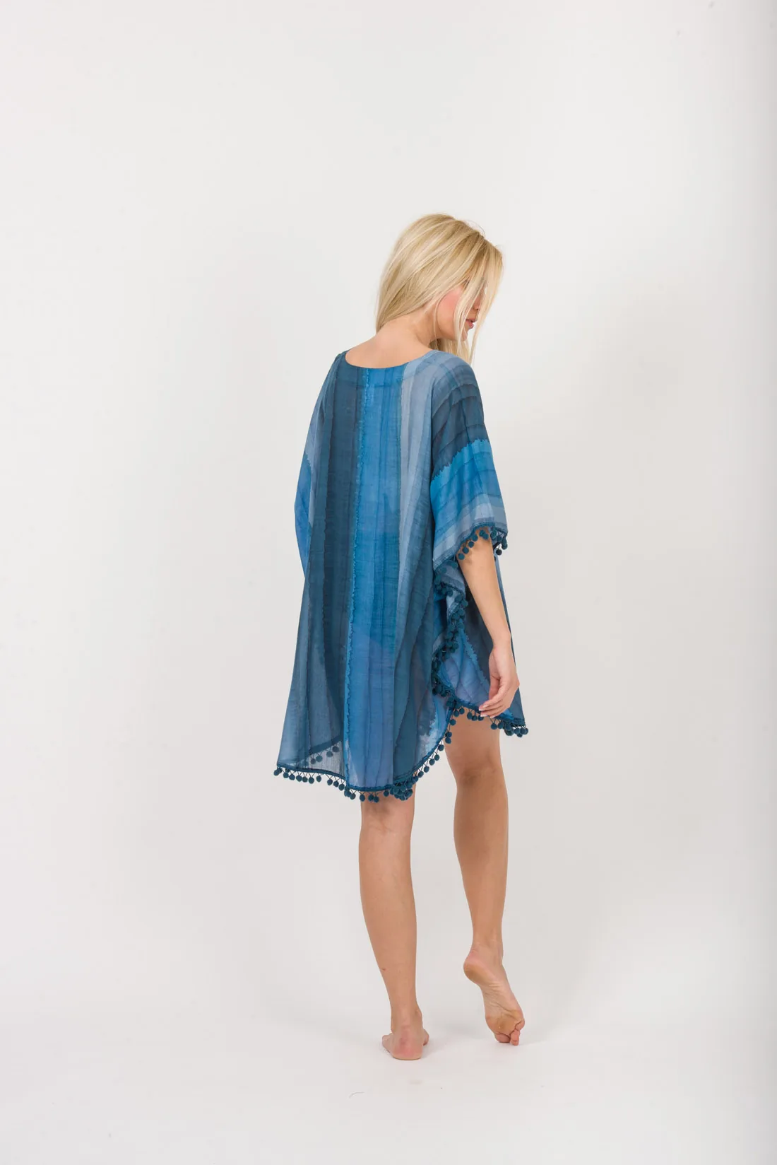 Ποντσο tie dye ριγε βαμβακερο με pon pon - Navy Blue;Μπλέ πόντσο παραλίας από βαμβακερό για καλοκαιρινές resort εμφανίσεις