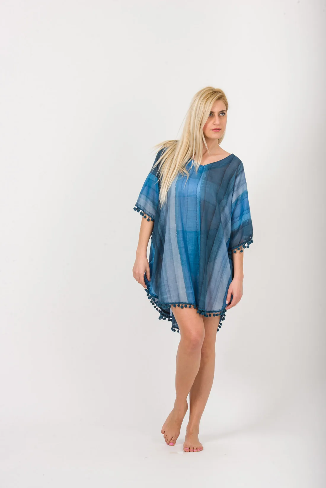 Ποντσο tie dye ριγε βαμβακερο με pon pon - Navy Blue;Μπλέ πόντσο παραλίας από βαμβακερό για καλοκαιρινές resort εμφανίσεις